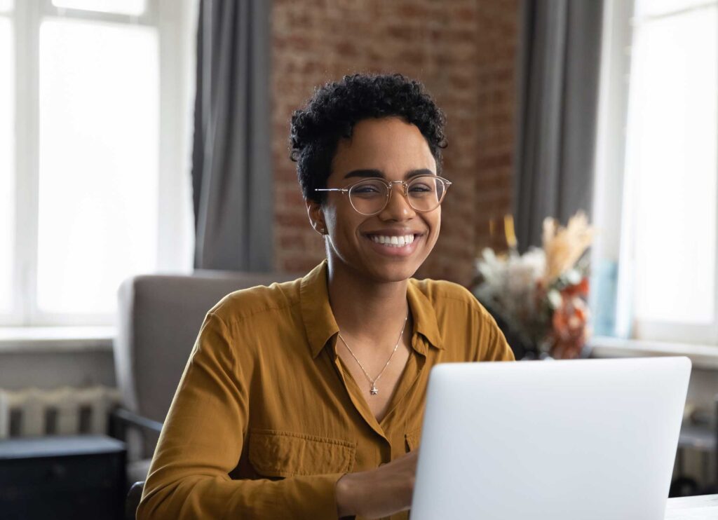 Smiling lady in front of a laptop